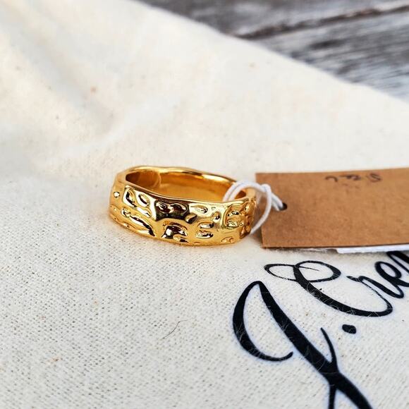 J. CREW GOLD PLATED SIZE 6 RING ENGRAVED TEXTURED - Picture 2 of 4